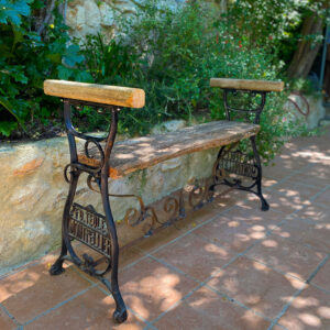Banc de jardin fait main avec une épaisse planche de châtaignier et le piètement d'un ancien support de machine à coudre style SINGER, inscription F D TEULE Montpellier. Un banc décoratif brut et nature, fabriqué dans le Gard en France par un artisan, longueur 121 cm, style brocante pour le jardin ou la terrasse