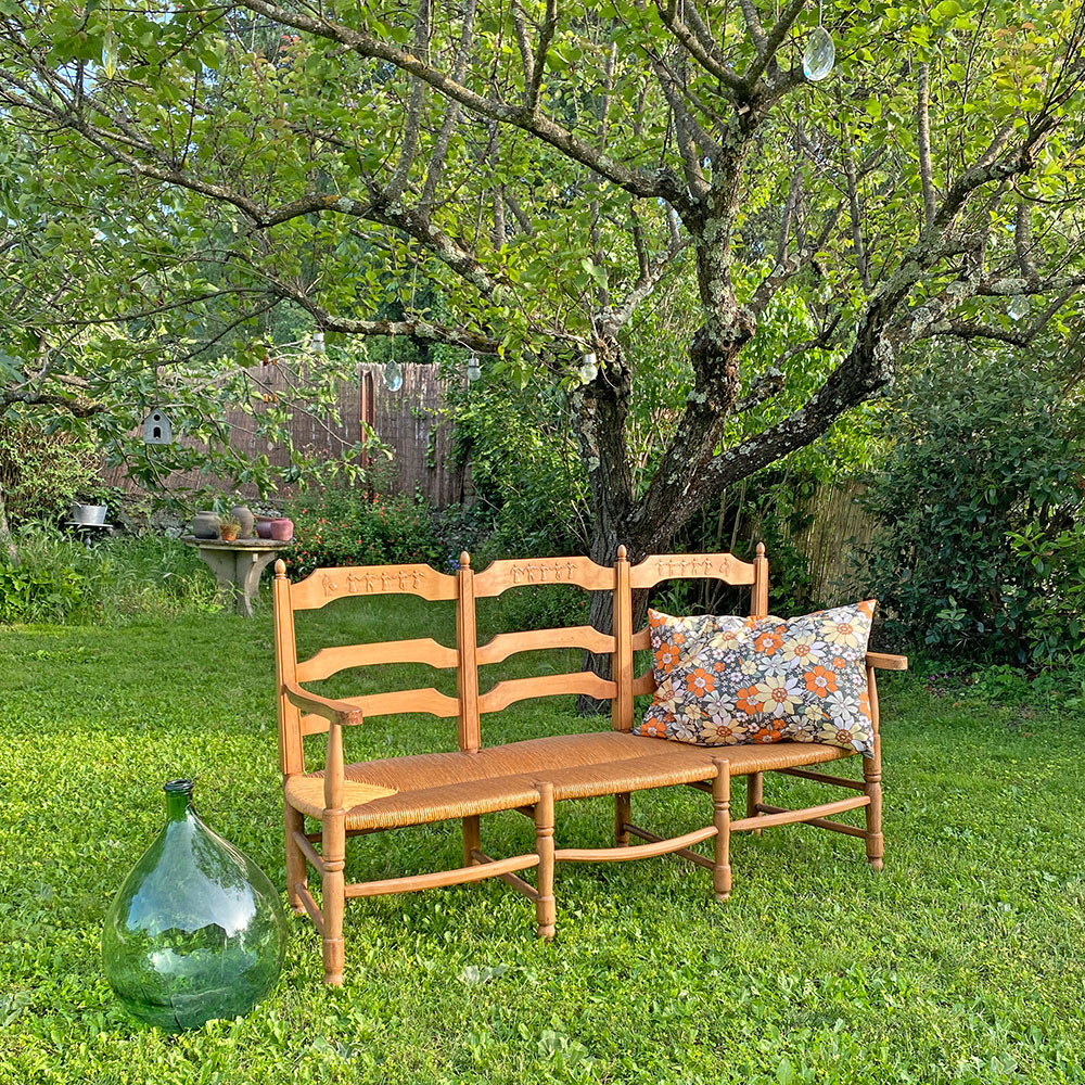 Radassier ou banquette provençale à 3 places, en bois massif avec assise paillée traditionnelle avec dossier sculpté d'une farandole d’Arlésiennes et de gardians pour les amateurs de Provence, de Camargue et d'Arles conjugués