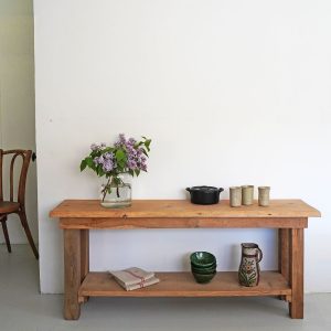 Banc console en chêne massif fabriqué par un artisan dans le Gard en France. 2 niveaux, le plateau principal et une étagère en bas du banc
