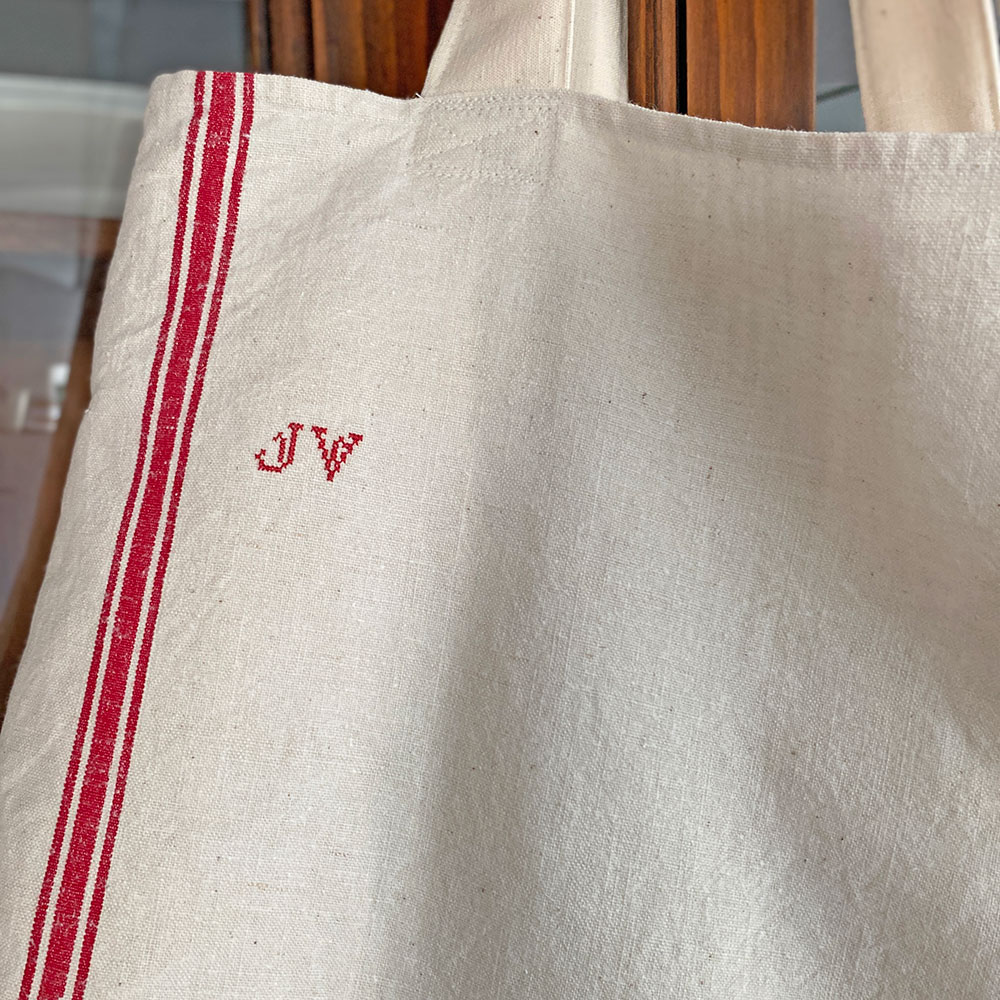 Détail monogramme brodé et rayure sac shopping cousu main torchon ancien en lin