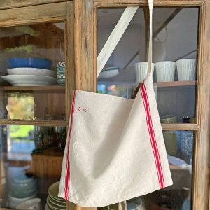 Sac shopping fait main avec un torchon ancien en pur lin avec rayure latérale rouge et initiales JC brodées. Une seule bandoulière. Le nouveau Tote Bag pour les courses ou en sac de plage