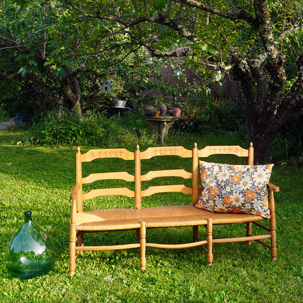 Coussin tissu fleuri vintage sur radassier