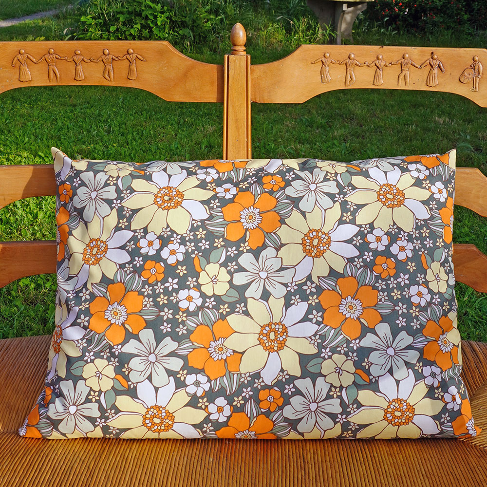 Coussin tissu fleuri vintage