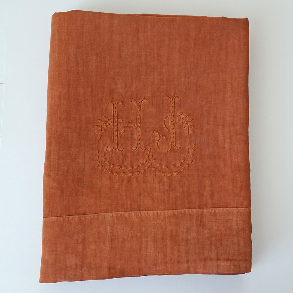 Détail drap ancien en lin brodé et teint
