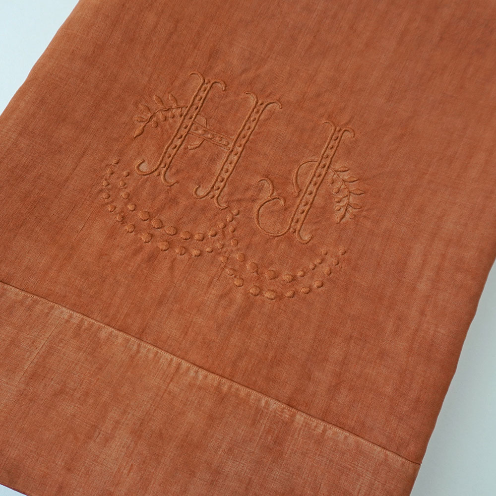 Détail broderie drap ancien en lin teint