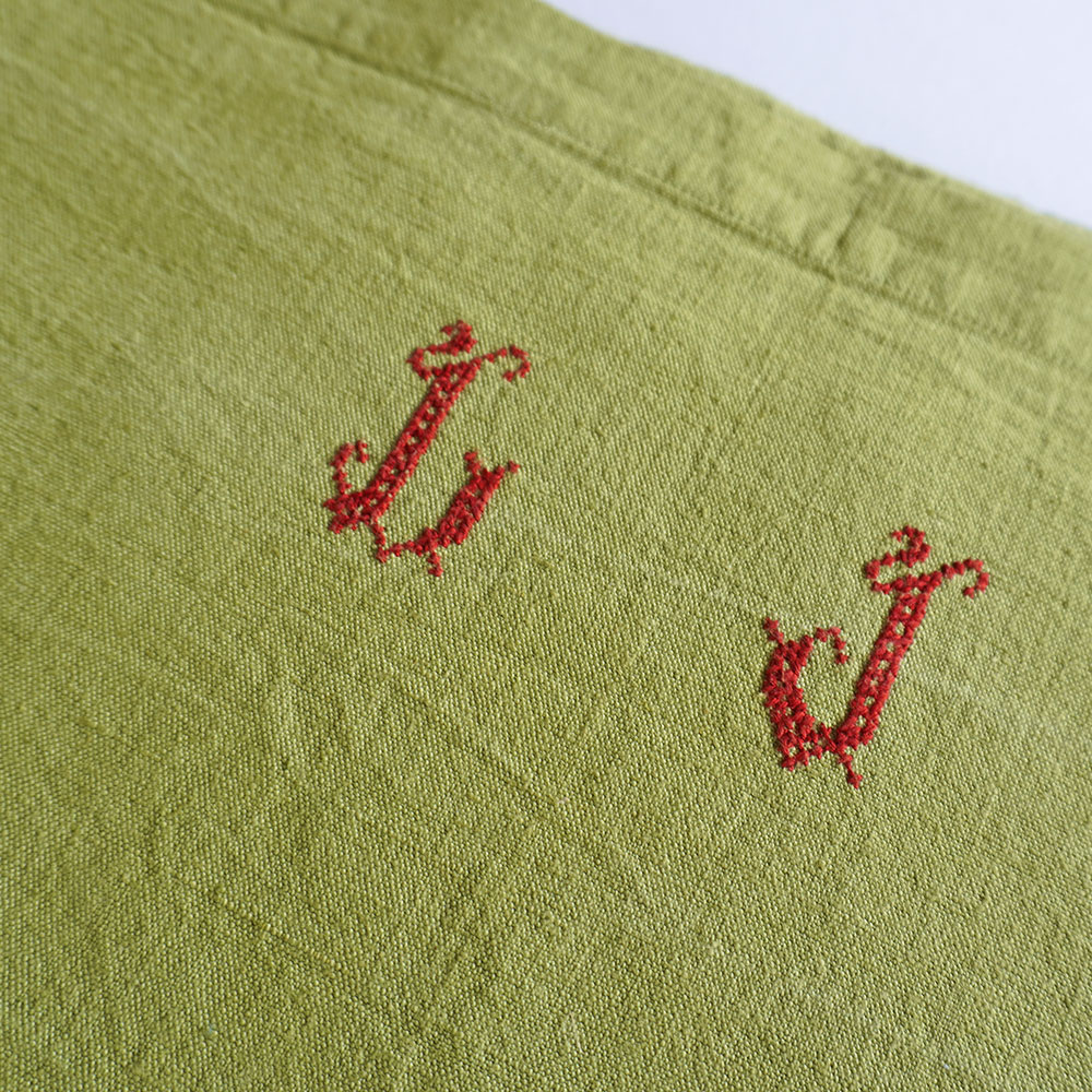 Détail drap ancien en toile métis lin coton vert monogramme GJ rouge brodé main