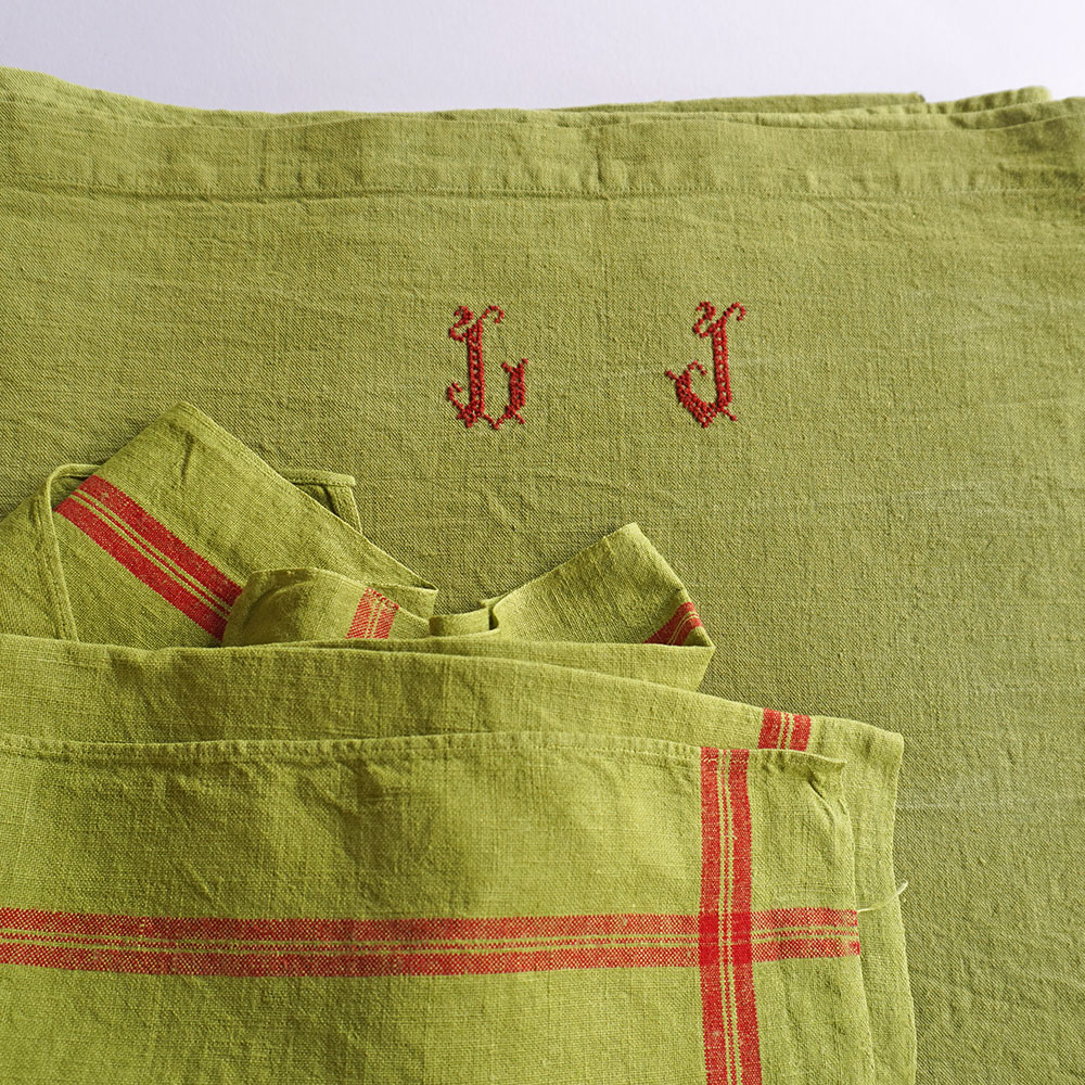 Drap ancien en toile métis lin coton vert monogramme GJ rouge brodé main et torchon lin