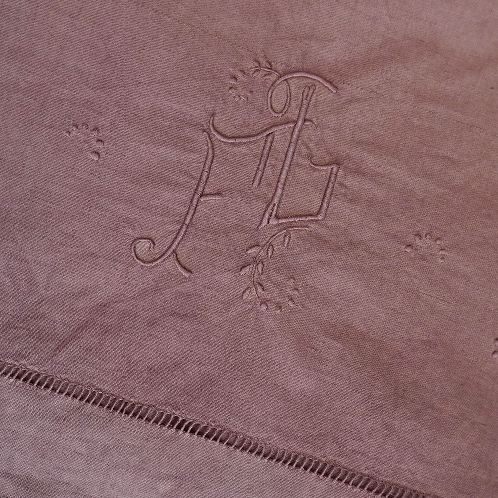 Détail broderie drap ancien en métis lin coton couleur brun chocolat