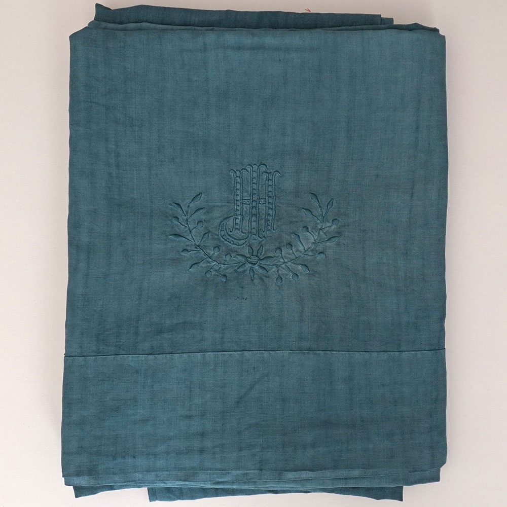Drap en lin ancien brodé bleu