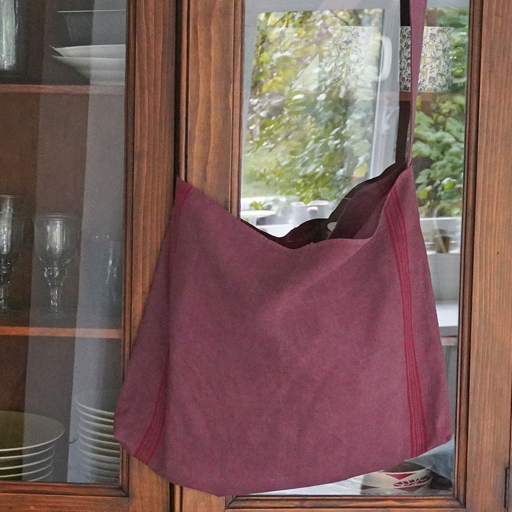 Sac shopping avec bandoulière cousu main torchon ancien en lin teint rouge syrah