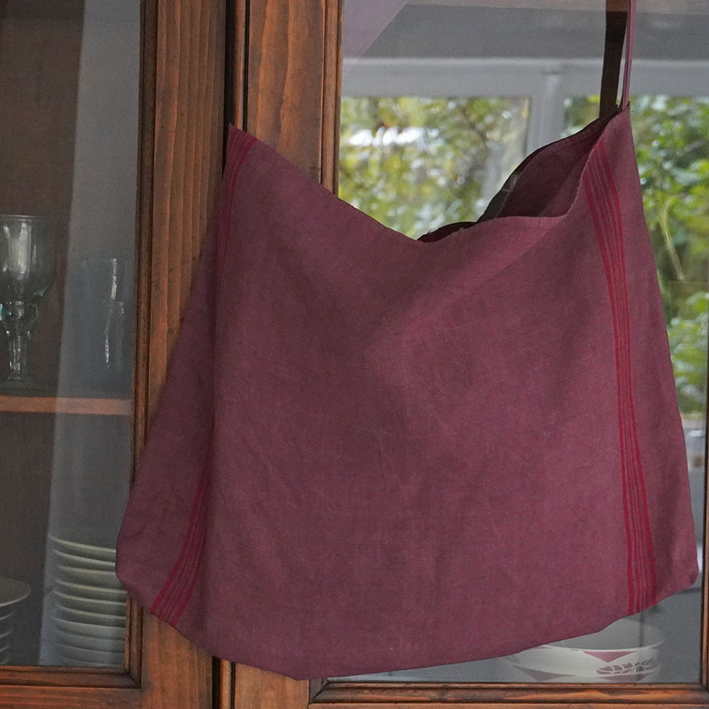 Sac shopping avec bandoulière cousu main torchon ancien en lin teint rouge syrah