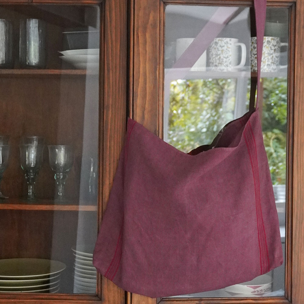 Sac shopping avec bandoulière cousu main torchon ancien en lin teint rouge syrah