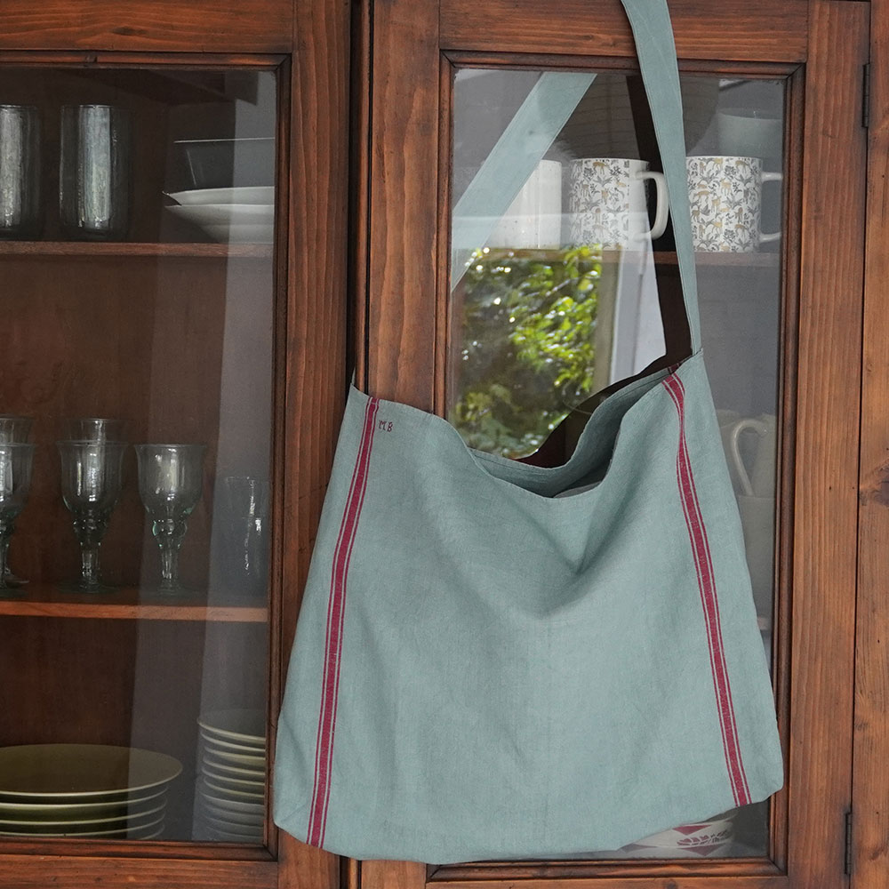 Sac shopping avec bandoulière cousu main torchon ancien en lin teint bleu