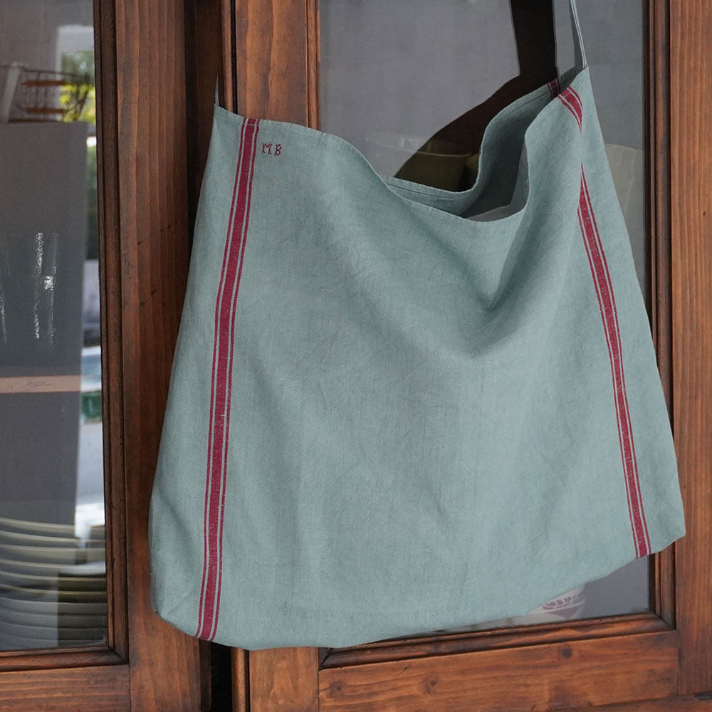 Détail sac shopping avec bandoulière cousu main torchon ancien en lin teint bleu