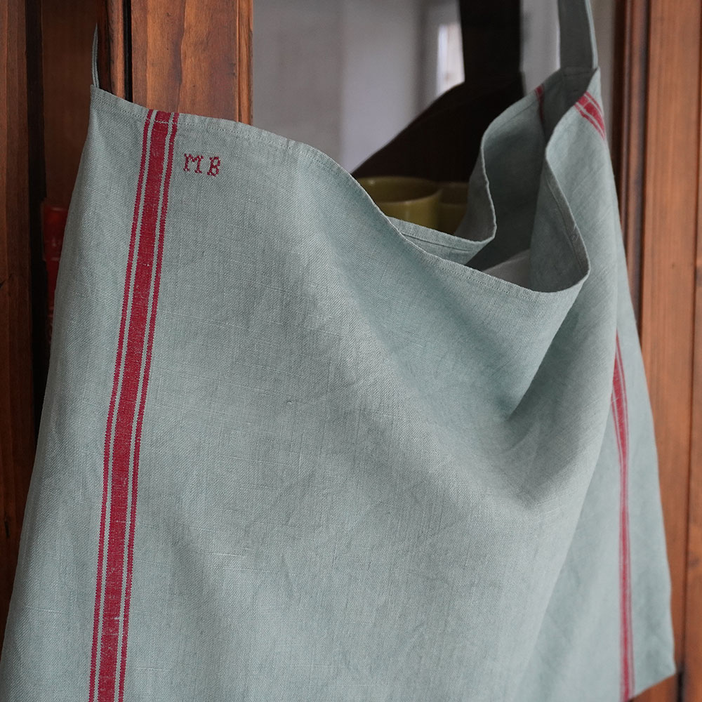 Détail monogramme MB et rayure du sac shopping cousu main torchon ancien en lin teint bleu