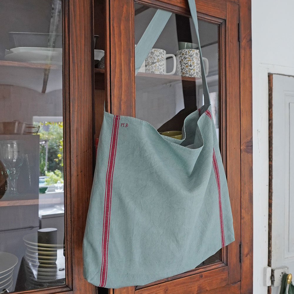 Sac shopping avec bandoulière cousu main torchon ancien en lin teint bleu