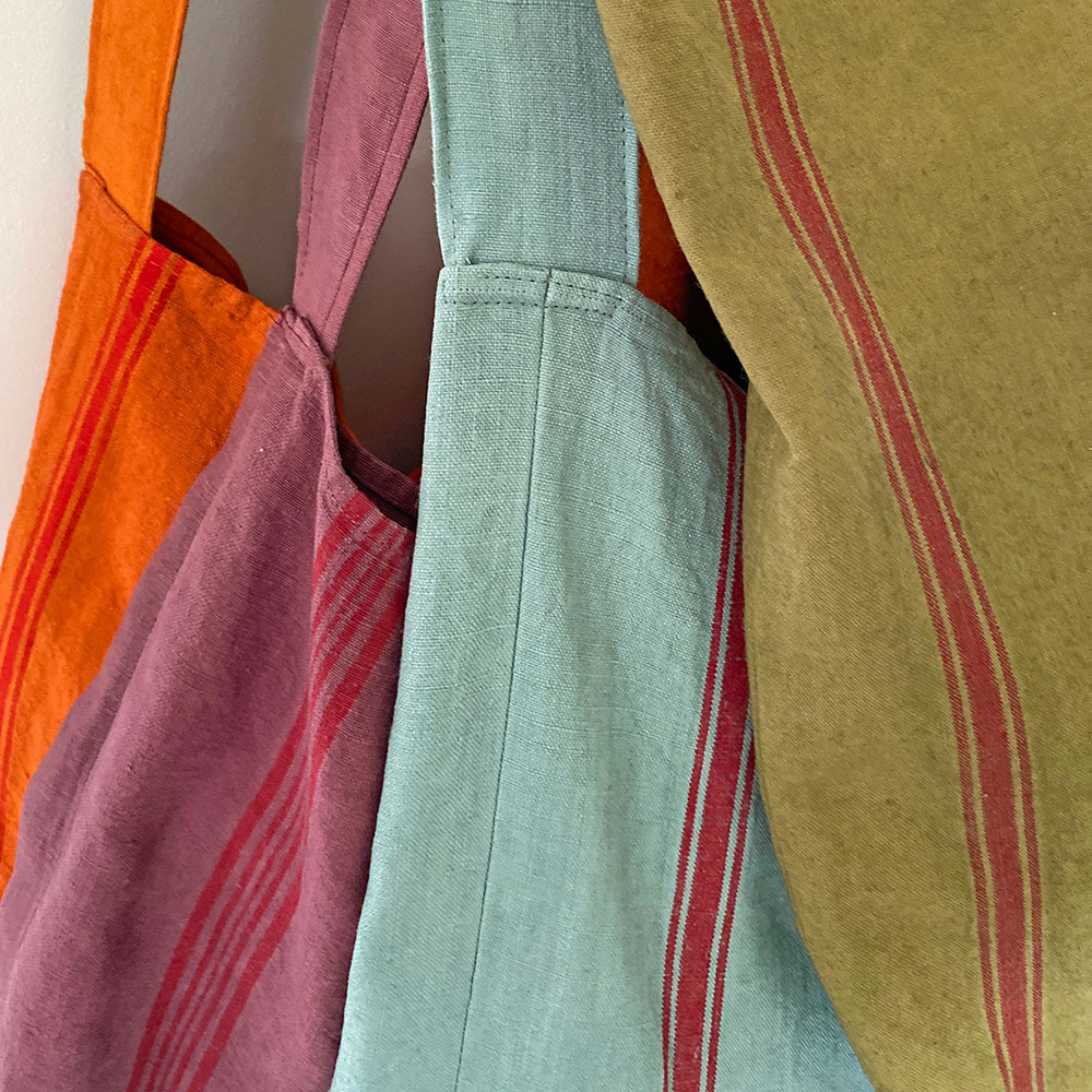 Détail Sac shopping cousu main torchon ancien vintage en couleurs